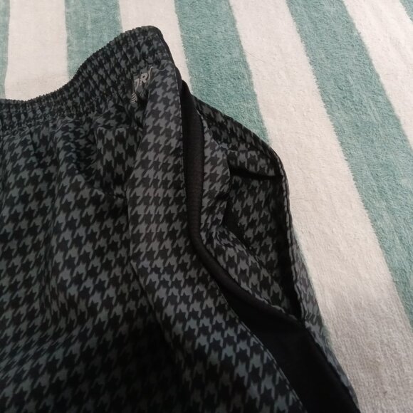 NWOT NEW BALANCE "DRY" BLACK STAR PATTERN SHORTS WITH 3 POCKETS, SIZE "L" - Picture 6 of 13